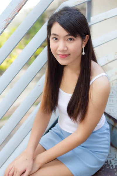 Retrato Tailandés Adulto Hermosa Chica Blanca Camisa Azul Claro Falda —  Fotos de Stock
