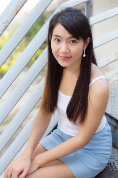 Portré Thai Felnőtt Gyönyörű Lány Fehér Ing Világos Kék Szoknya — Stock Fotó