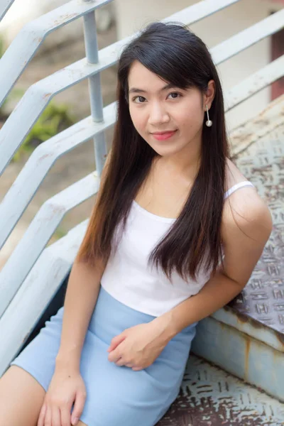 Portret Tajskiej Osoby Dorosłej Piękna Dziewczyna Biały Koszula Jasnoniebieska Spódnica — Zdjęcie stockowe