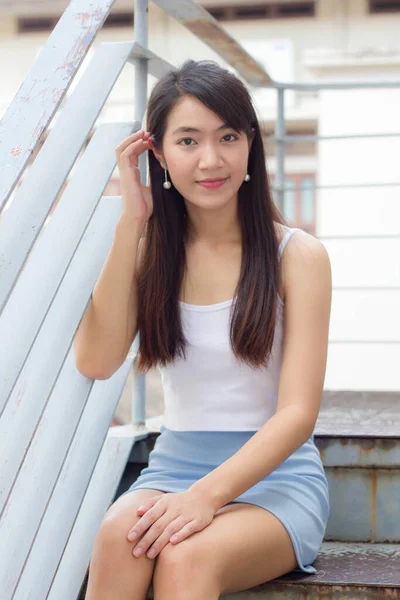 Retrato Tailandês Adulto Linda Menina Branca Camisa Luz Azul Saia — Fotografia de Stock