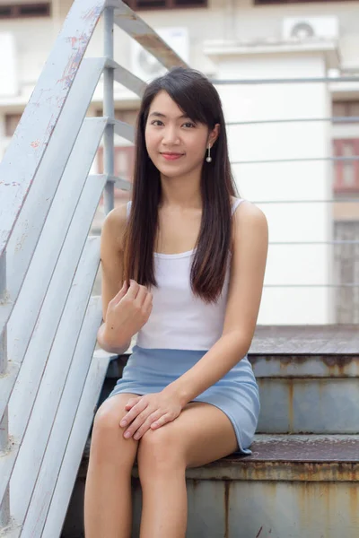 Ritratto Thai Adulto Bella Ragazza Camicia Bianca Gonna Azzurra Tempo — Foto Stock