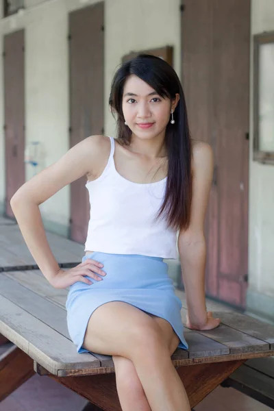 Πορτρέτο Του Thai Ενηλίκων Όμορφο Κορίτσι Λευκό Πουκάμισο Γαλάζιο Φούστα — Φωτογραφία Αρχείου