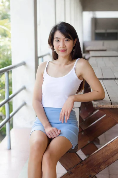 Porträtt Thai Vuxen Vacker Flicka Vit Skjorta Ljusblå Kjol Koppla — Stockfoto