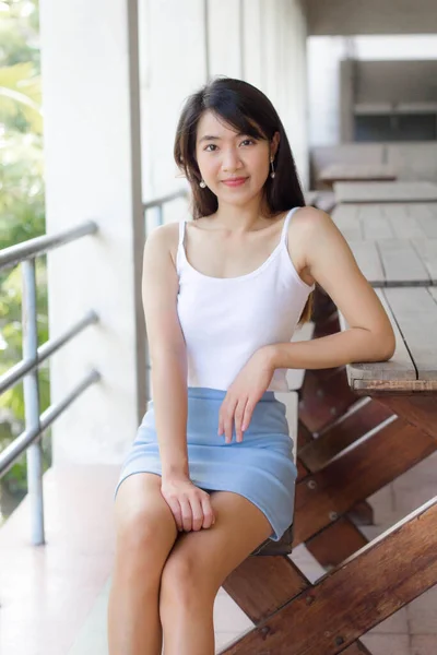 Porträtt Thai Vuxen Vacker Flicka Vit Skjorta Ljusblå Kjol Koppla — Stockfoto