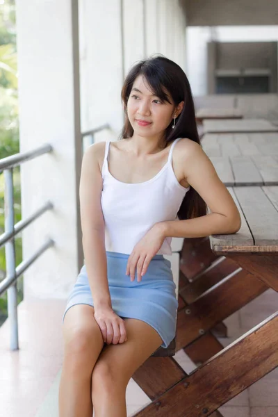 Portrét Thajské Dospělé Krásné Dívky Bílá Košile Světle Modrá Sukně — Stock fotografie