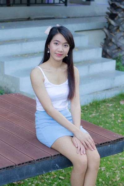 Ritratto Thai Adulto Bella Ragazza Camicia Bianca Gonna Azzurra Tempo — Foto Stock