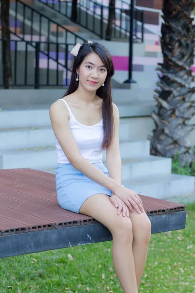 Retrato Tailandês Adulto Linda Menina Branca Camisa Luz Azul Saia — Fotografia de Stock