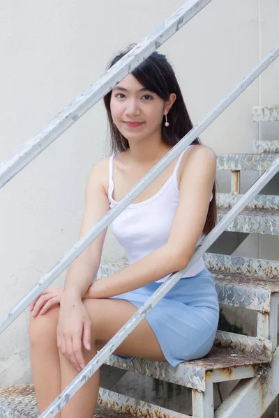 Portrét Thajské Dospělé Krásné Dívky Bílá Košile Světle Modrá Sukně — Stock fotografie
