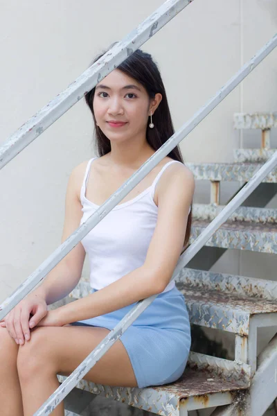 タイの肖像美しいです女の子白いシャツライトブルースカートリラックス時間 — ストック写真
