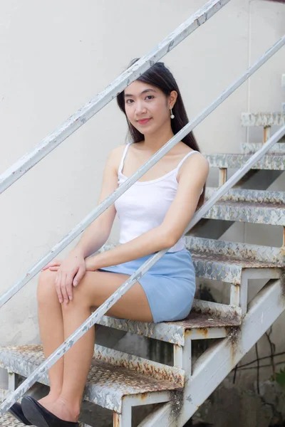 Retrato Tailandês Adulto Linda Menina Branca Camisa Luz Azul Saia — Fotografia de Stock