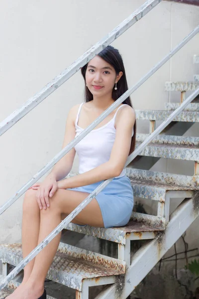 Retrato Tailandês Adulto Linda Menina Branca Camisa Luz Azul Saia — Fotografia de Stock