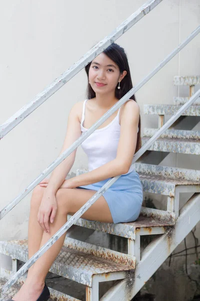 泰国人成人漂亮女孩白衬衫浅蓝色裙子的肖像放松时间 — 图库照片