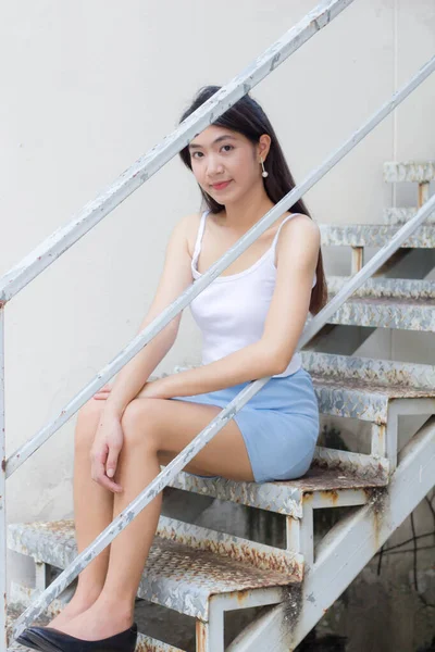 泰国人成人漂亮女孩白衬衫浅蓝色裙子的肖像放松时间 — 图库照片