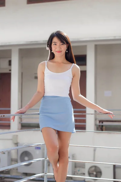 Portrait Von Thailändischen Erwachsenen Schöne Mädchen Weißes Hemd Hellblauer Rock — Stockfoto