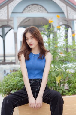 Tayland portresi yetişkin güzel kız mavi gömlek siyah kot pantolon rahatlama zamanı