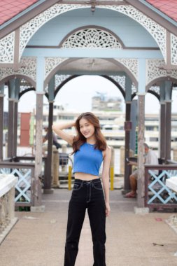 Tayland portresi yetişkin güzel kız mavi gömlek siyah kot pantolon rahatlama zamanı