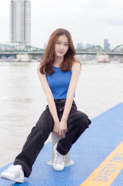 Tayland portresi yetişkin güzel kız mavi gömlek siyah kot pantolon rahatlama zamanı