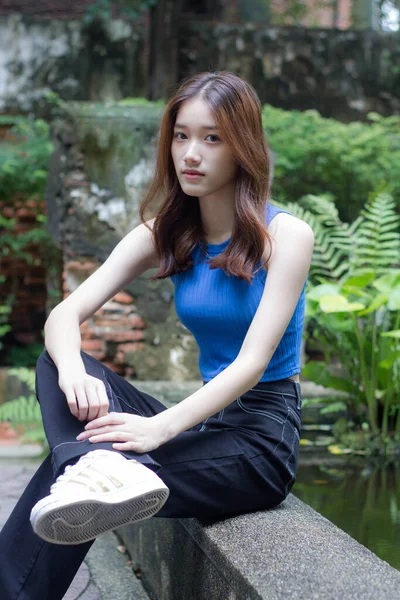 Retrato Tailandés China Adulto Hermosa Chica Azul Camisa Negro Jeans —  Fotos de Stock