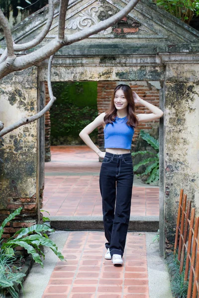 Portret Tailandez China Adult Fată Frumoasă Cămașă Albastră Blugi Negri — Fotografie, imagine de stoc