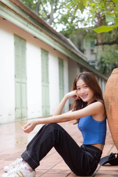 Ritratto Tailandese Porcellana Adulto Bella Ragazza Blu Camicia Nero Jeans — Foto Stock