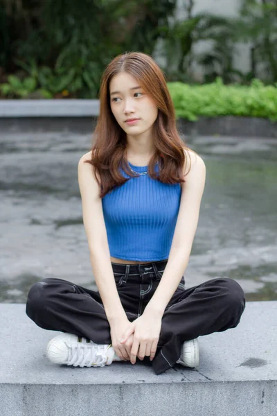 Πορτρέτο Της Κίνας Thai Ενηλίκων Όμορφο Κορίτσι Μπλε Πουκάμισο Μαύρο — Φωτογραφία Αρχείου