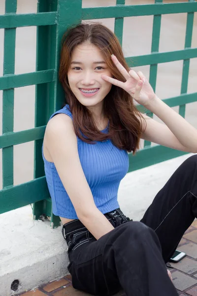 タイの肖像中国大人美しい女の子青シャツ黒ジーンズリラックス時間 — ストック写真
