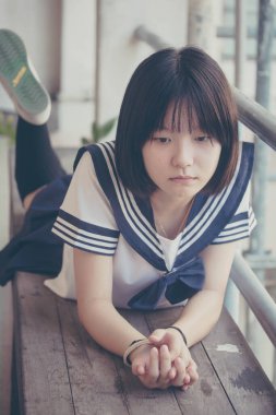 Japon genç güzel kız öğrenci gülümsemesi içinde ve rahatla.