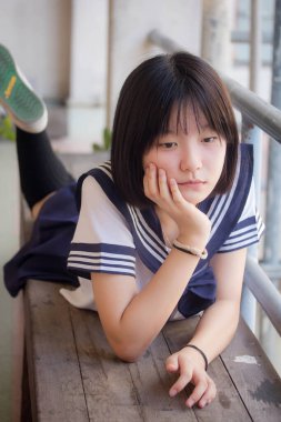 Japon genç güzel kız öğrenci gülümsemesi içinde ve rahatla.
