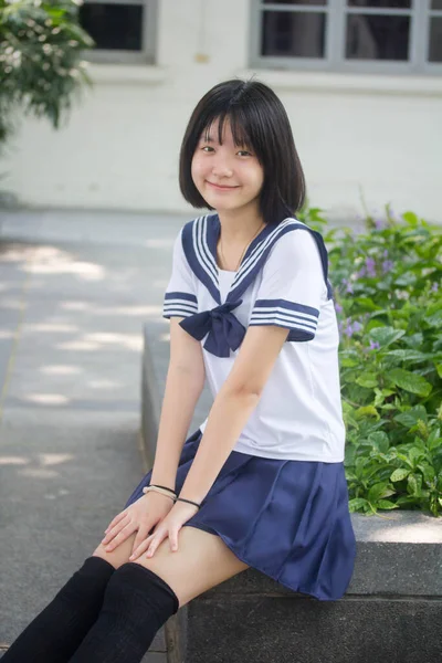 日本人ティーン美しいです女の子で学生の笑顔とリラックス — ストック写真