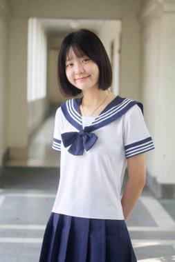 Japon genç güzel kız öğrenci gülümsemesi içinde ve rahatla.