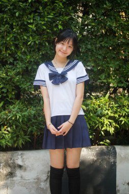 Japon genç güzel kız öğrenci gülümsemesi içinde ve rahatla.