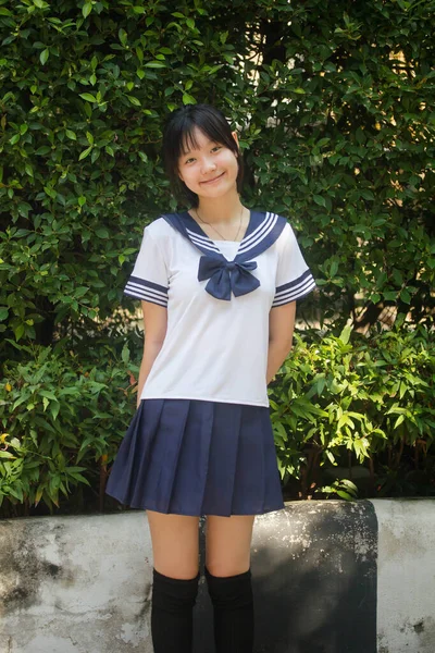 日本人ティーン美しいです女の子で学生の笑顔とリラックス — ストック写真