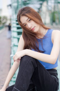 Tayland portresi yetişkin güzel kız mavi gömlek siyah kot pantolon rahatlama zamanı