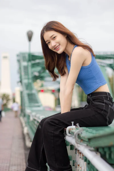 色彩艳丽的中国成年人的画像漂亮女孩蓝色衬衫黑色牛仔裤放松时间 — 图库照片