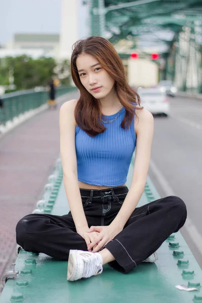 Πορτρέτο Της Κίνας Thai Ενηλίκων Όμορφο Κορίτσι Μπλε Πουκάμισο Μαύρο — Φωτογραφία Αρχείου