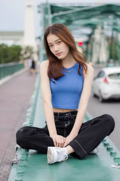 Retrato Tailandés China Adulto Hermosa Chica Azul Camisa Negro Jeans —  Fotos de Stock