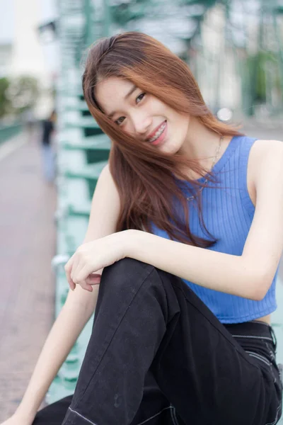 Retrato Tailandês China Adulto Linda Menina Azul Camisa Jeans Preto — Fotografia de Stock