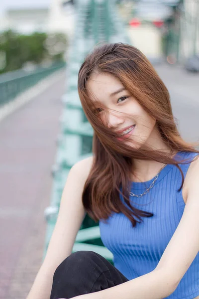 Tayland Portresi Yetişkin Güzel Kız Mavi Gömlek Siyah Kot Pantolon — Stok fotoğraf
