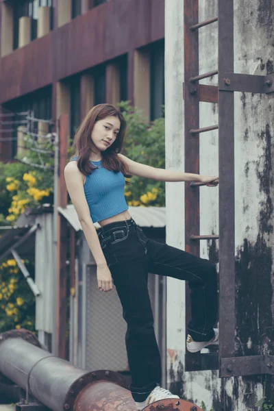 Portrét Thajského Porcelánu Dospělá Krásná Dívka Modrá Košile Černé Džíny — Stock fotografie