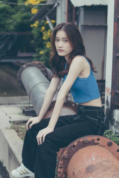 Portré Thai Porcelán Felnőtt Gyönyörű Lány Kék Ing Fekete Farmer — Stock Fotó