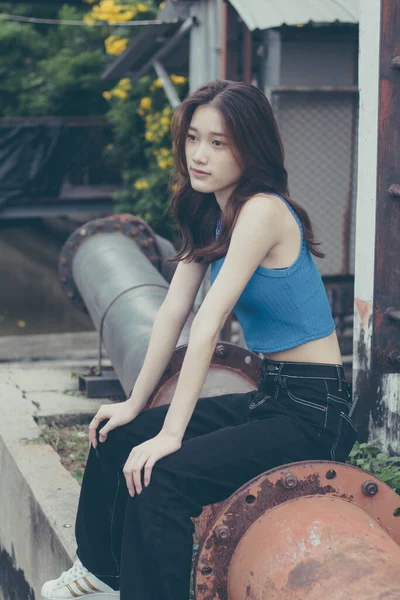 Retrato Tailandés China Adulto Hermosa Chica Azul Camisa Negro Jeans —  Fotos de Stock