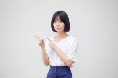 Asia Thai Teen White tişörtü Güzel kız işaret ediyor