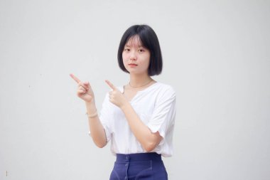 Asia Thai Teen White tişörtü Güzel kız işaret ediyor
