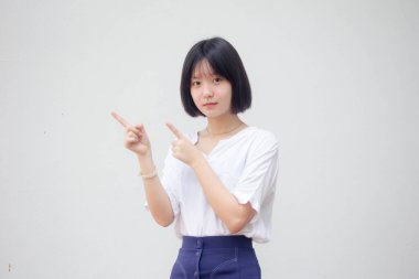 Asia Thai Teen White tişörtü Güzel kız işaret ediyor