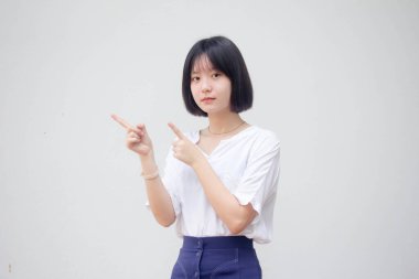 Asia Thai Teen White tişörtü Güzel kız işaret ediyor