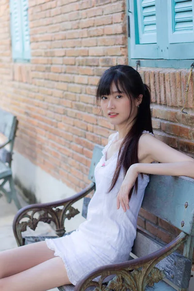 Азіатська Тайська Дівчина Біла Сукня Красива Дівчина Посміхається Розслабляється — стокове фото