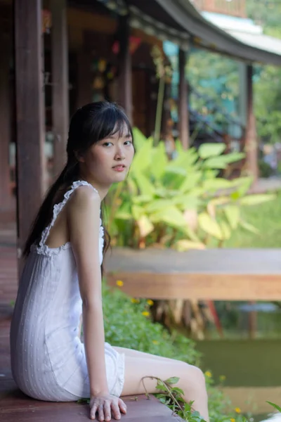 Asiatisch Thai Girl Weiß Kleid Schön Mädchen Smile Und Entspannen — Stockfoto