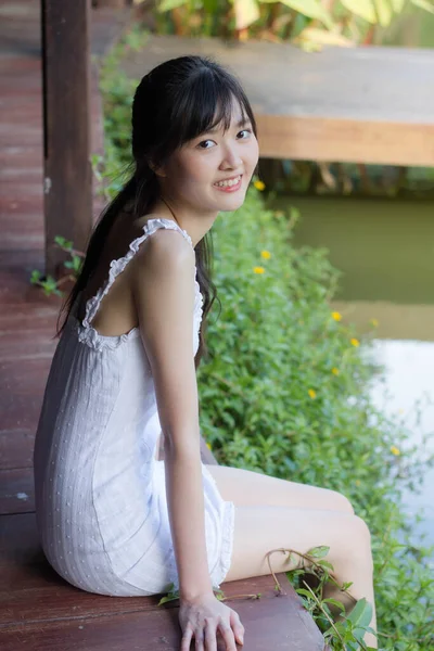Asia Thajská Dívka Bílé Šaty Krásná Dívka Úsměv Relaxovat — Stock fotografie