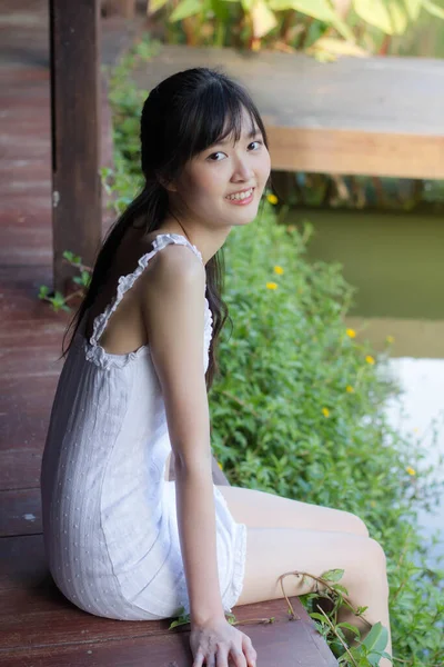 Ásia Tailandês Menina Branco Vestido Bonito Menina Sorriso Relaxar — Fotografia de Stock