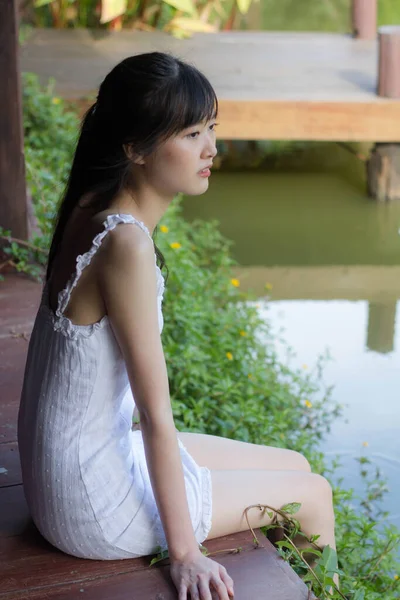 Ásia Tailandês Menina Branco Vestido Bonito Menina Sorriso Relaxar — Fotografia de Stock